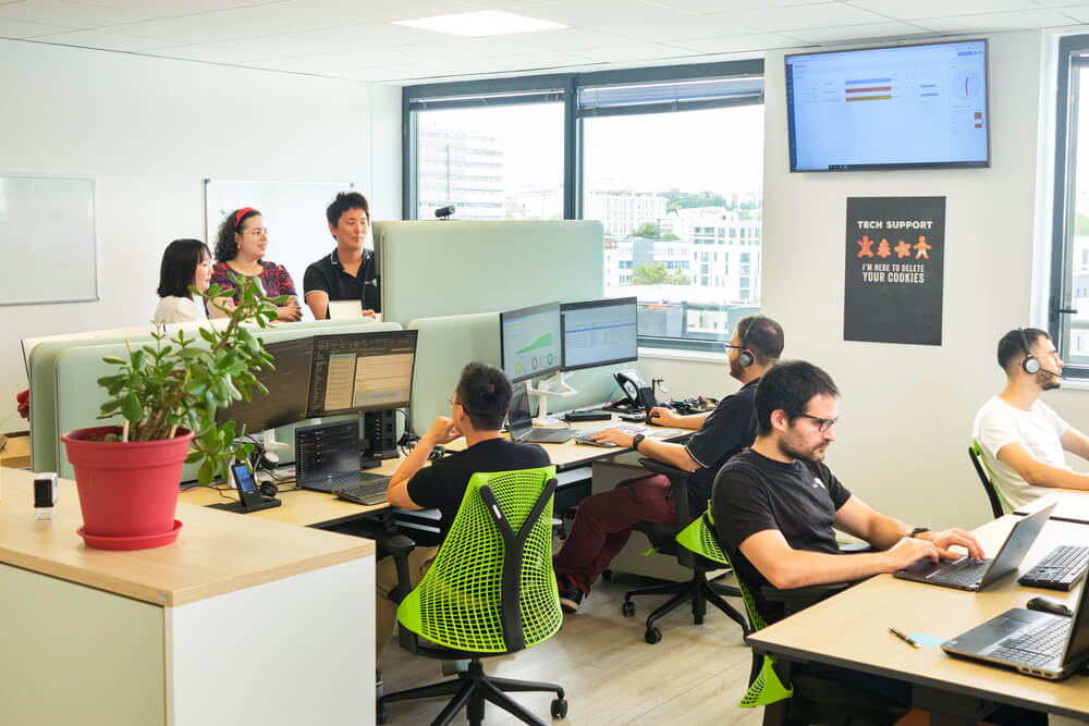 Techniciens ITAK IT travaillant sur leurs postes en open space