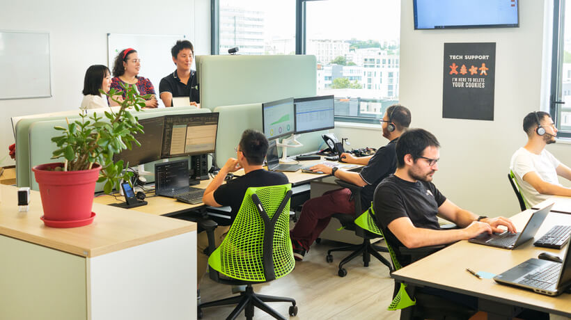 L'équipe ITAK IT au travail dans l'open space de ses bureaux